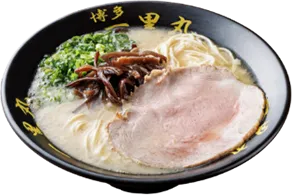 写真：薄く白濁したスープに細切りのキクラゲ、大きなチャーシューが1枚、小口切りのネギがトッピングされたラーメン