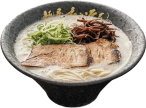 写真：白濁したスープにキクラゲ、炙った感じのチャーシューが2枚、小口切りのネギがトッピングされたラーメン